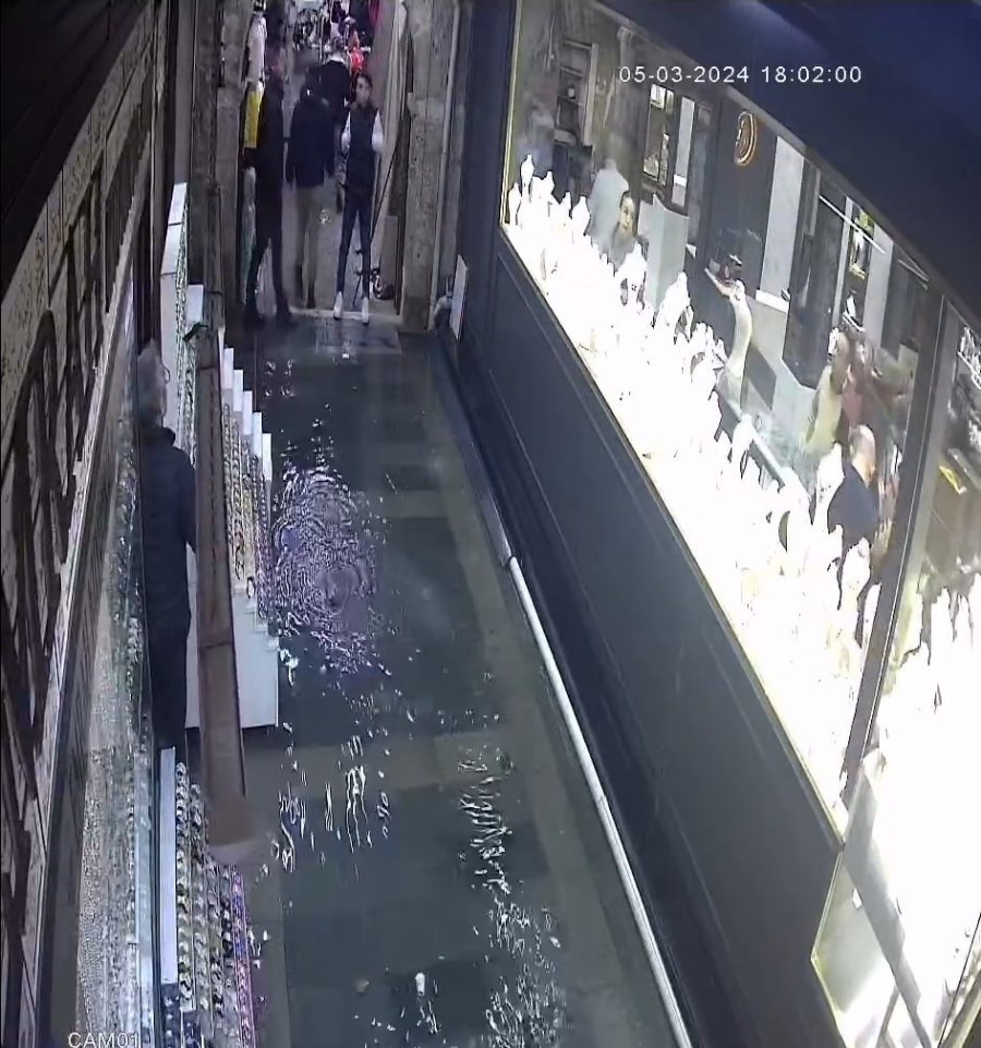 Sağanak İş Hanının Çatısını Çökertti, Pazar Esnafı Altında Kalmaktan Son Anda Kurtuldu