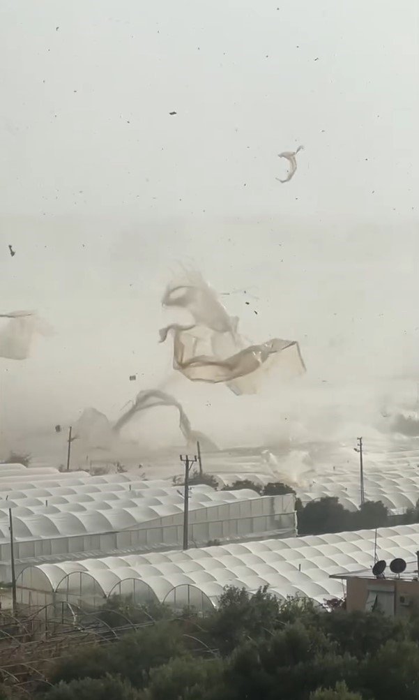 Demre’de Hortumun Seraları Yerle Bir Ettiği Anlar Kamerada