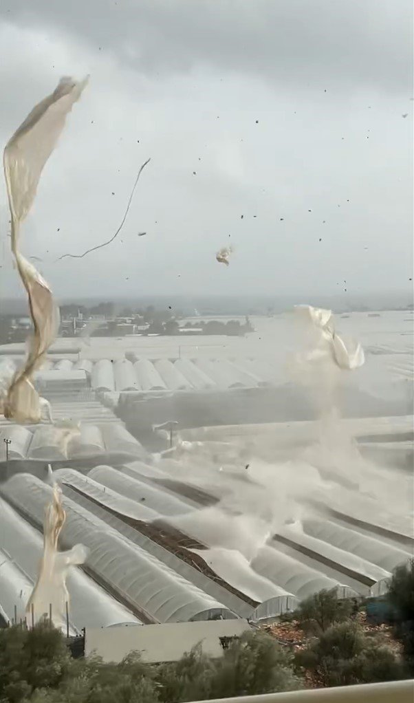 Demre’de Hortumun Seraları Yerle Bir Ettiği Anlar Kamerada