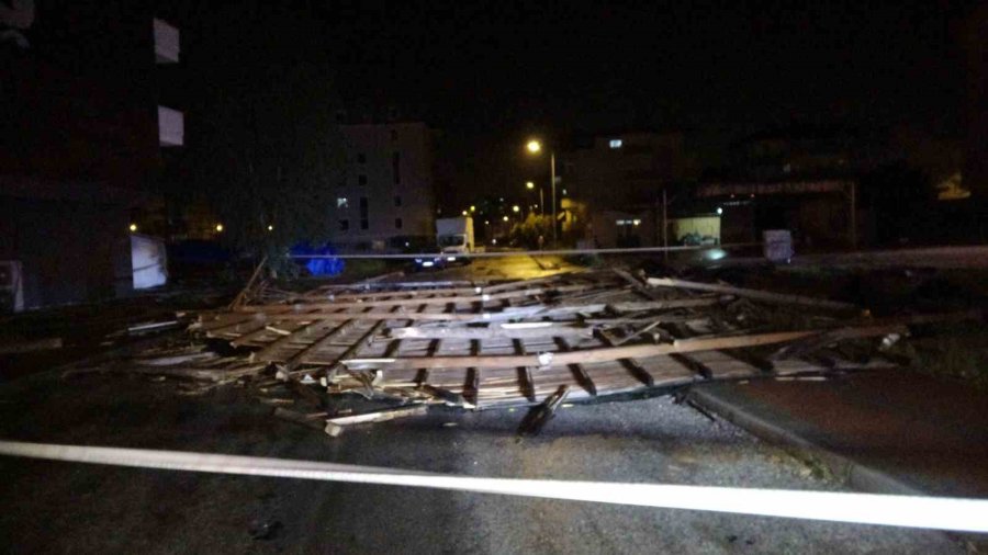 Hortum İş Yerinin Çatısını Uçurdu, Yolu Kapattı