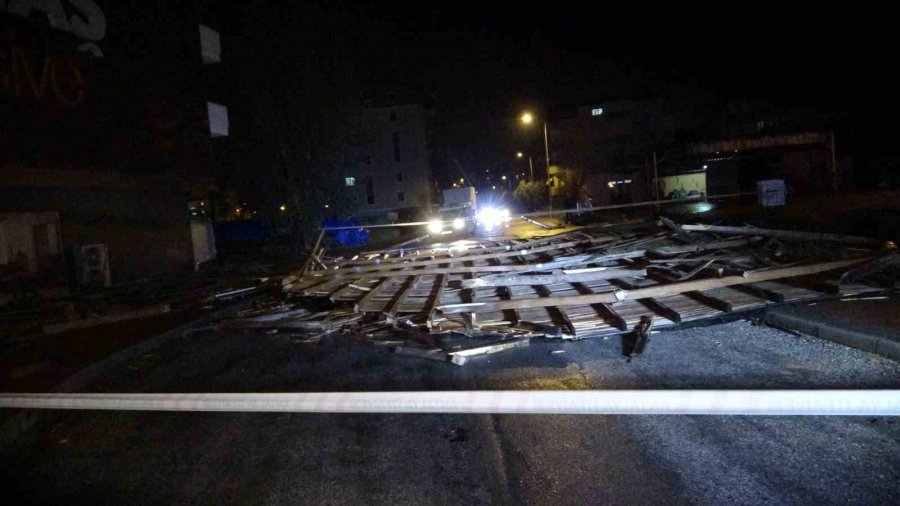 Hortum İş Yerinin Çatısını Uçurdu, Yolu Kapattı