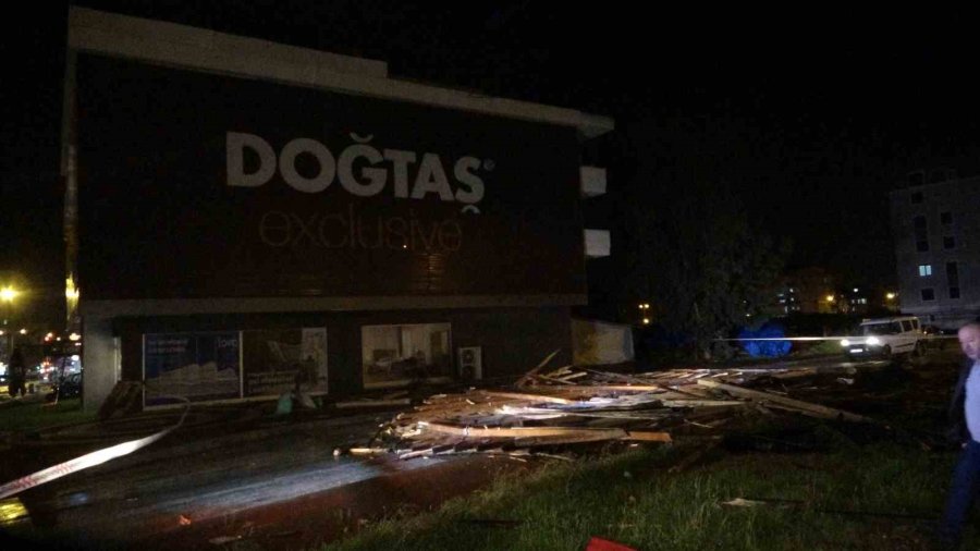 Hortum İş Yerinin Çatısını Uçurdu, Yolu Kapattı