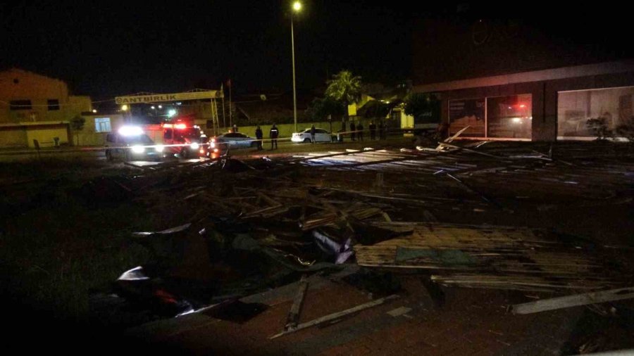 Hortum İş Yerinin Çatısını Uçurdu, Yolu Kapattı