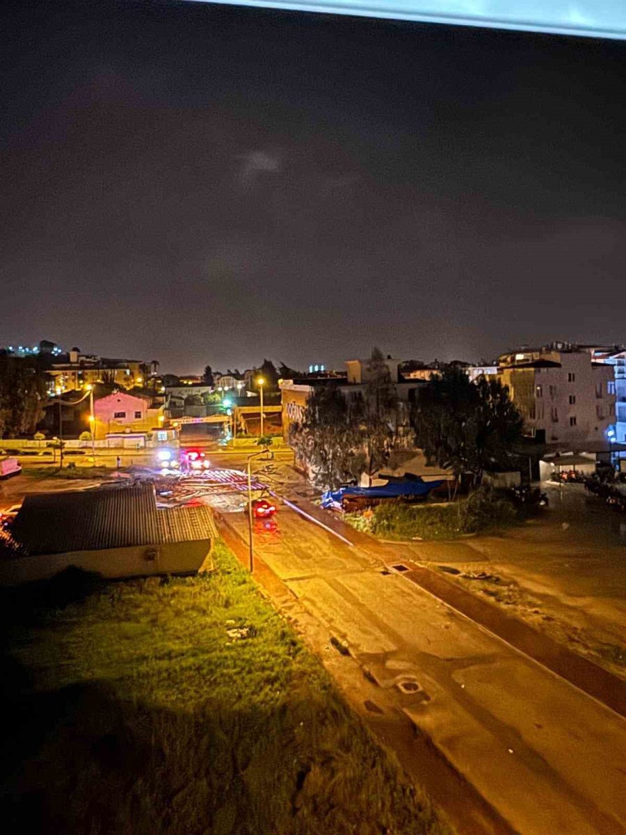 Hortum İş Yerinin Çatısını Uçurdu, Yolu Kapattı