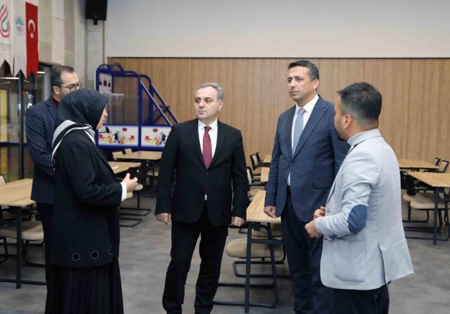 Rektör Altun, Besime Özderici Engelsiz Yaşam Merkezi’ni Ziyaret Etti