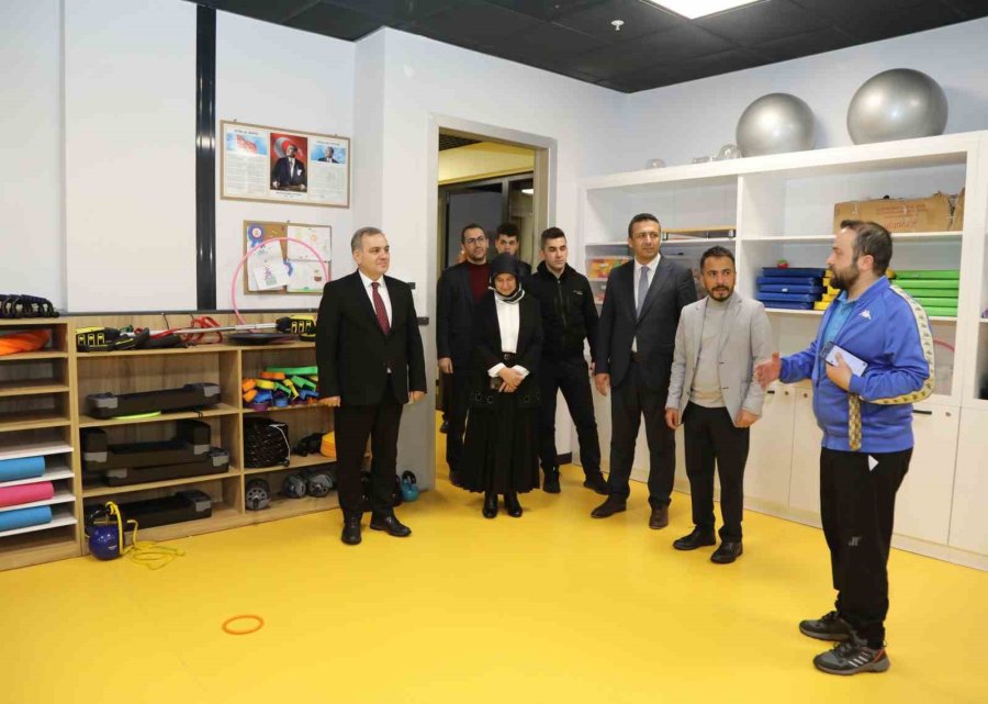 Rektör Altun, Besime Özderici Engelsiz Yaşam Merkezi’ni Ziyaret Etti