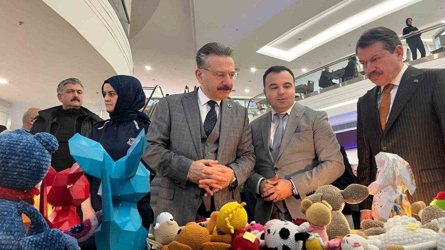 “ilmek İlmek Dokunmuş Hayatlar, Kadınların Elleriyle Özgürleşiyor” Sergisi