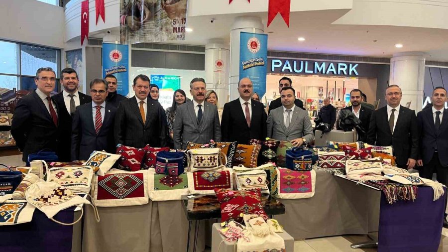 “ilmek İlmek Dokunmuş Hayatlar, Kadınların Elleriyle Özgürleşiyor” Sergisi