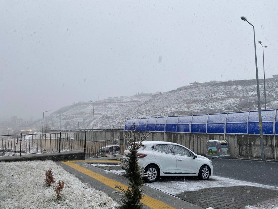 Kayseri’de Cemre İle Birlikte Kar Da Düştü