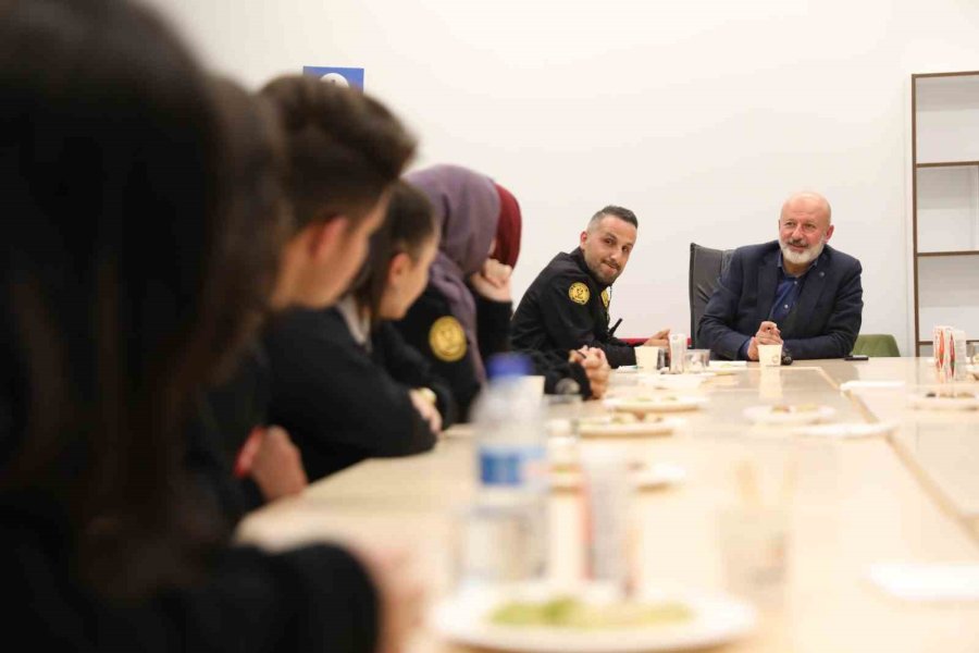 Başkan Çolakbayrakdar, “insanı Merkez Alan Hizmet Anlayışıyla Çalışıyoruz”