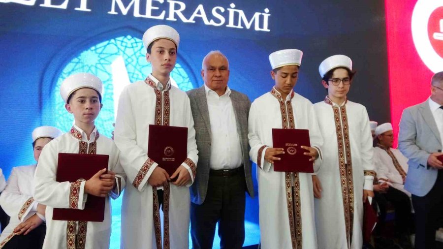 Mersin’de 80 Öğrenciye Hafızlık İcazeti Verildi
