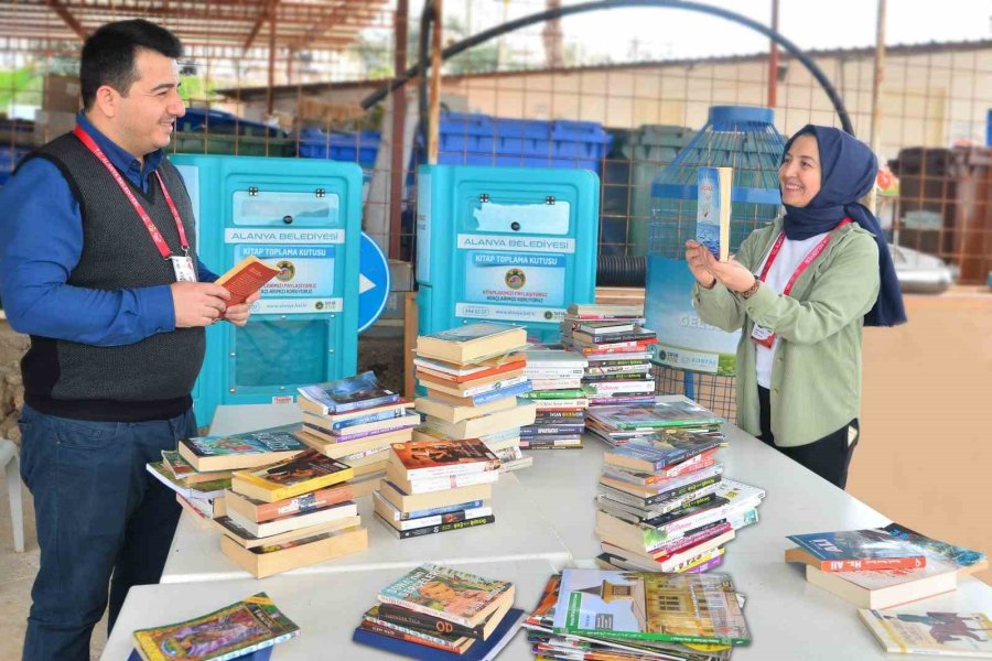 Alanya’da Vatandaşlardan Toplanan Kitaplar Çocuklara Dağıtılıyor