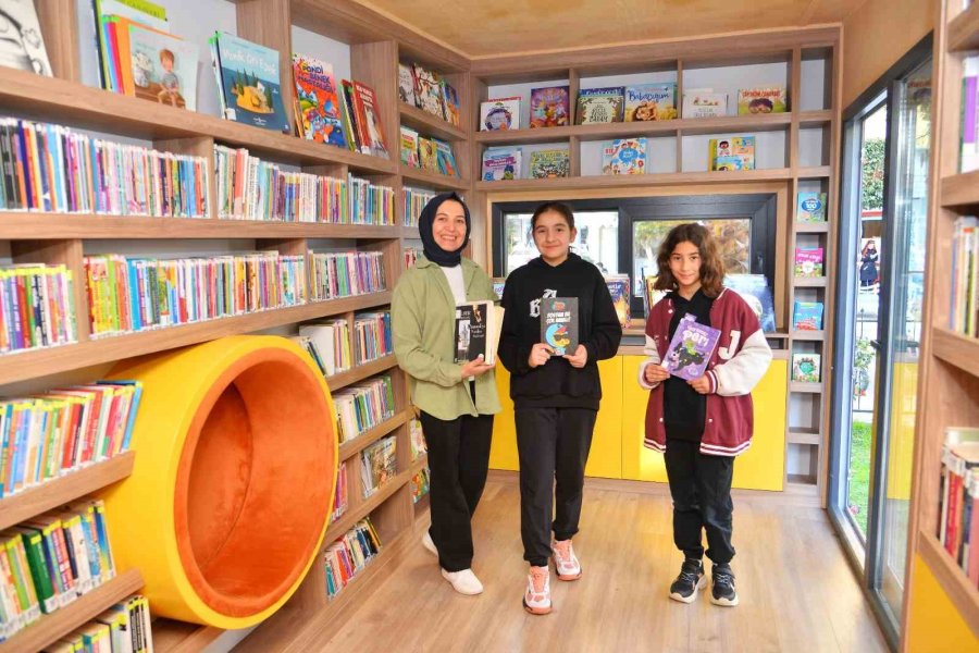 Alanya’da Vatandaşlardan Toplanan Kitaplar Çocuklara Dağıtılıyor