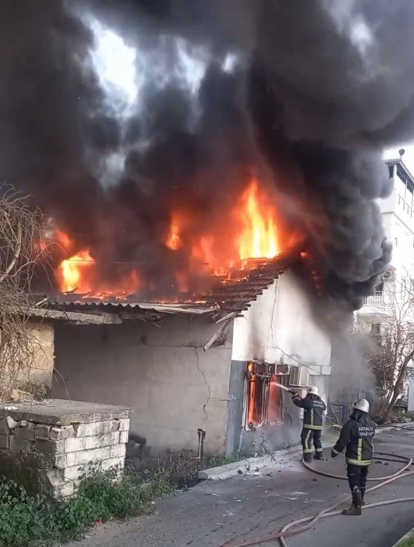 Antalya’da Alev Alev Yanan Gecekondu Küle Döndü