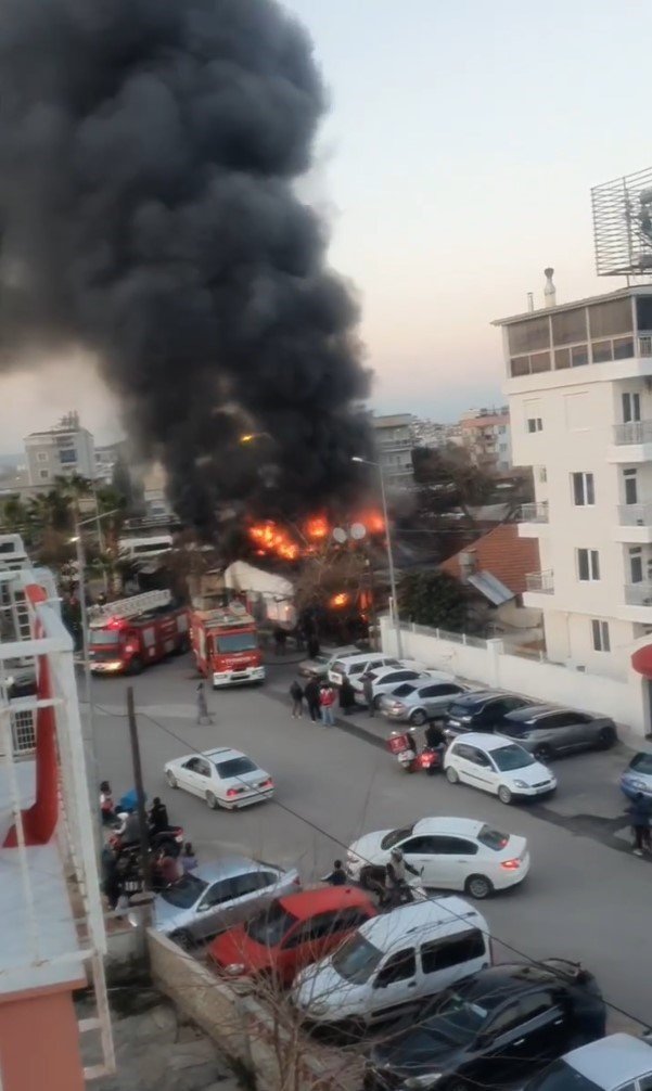 Antalya’da Alev Alev Yanan Gecekondu Küle Döndü