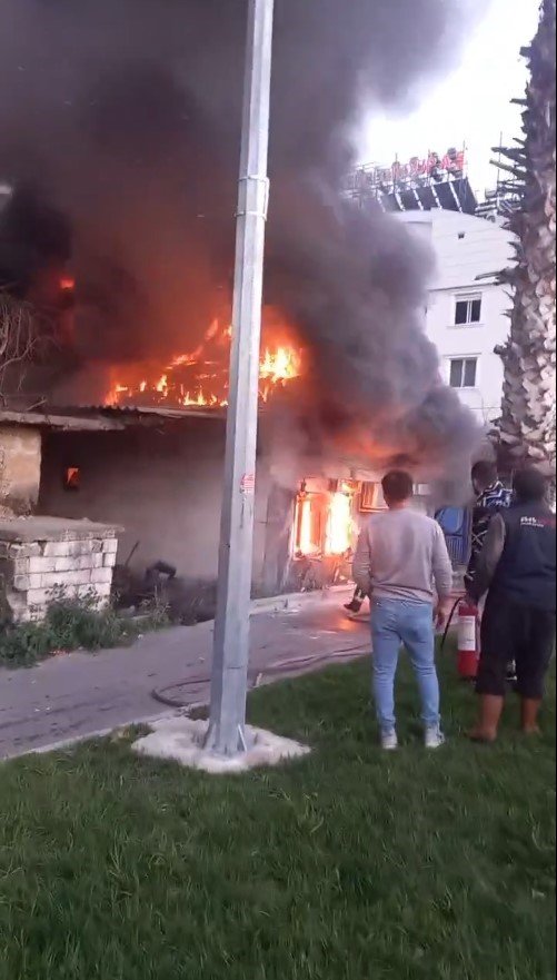 Antalya’da Alev Alev Yanan Gecekondu Küle Döndü