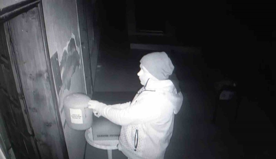 Camideki Yardım Toplama Kutusunu Gözüne Kestiren Hırsız Suçüstü Yakalandı