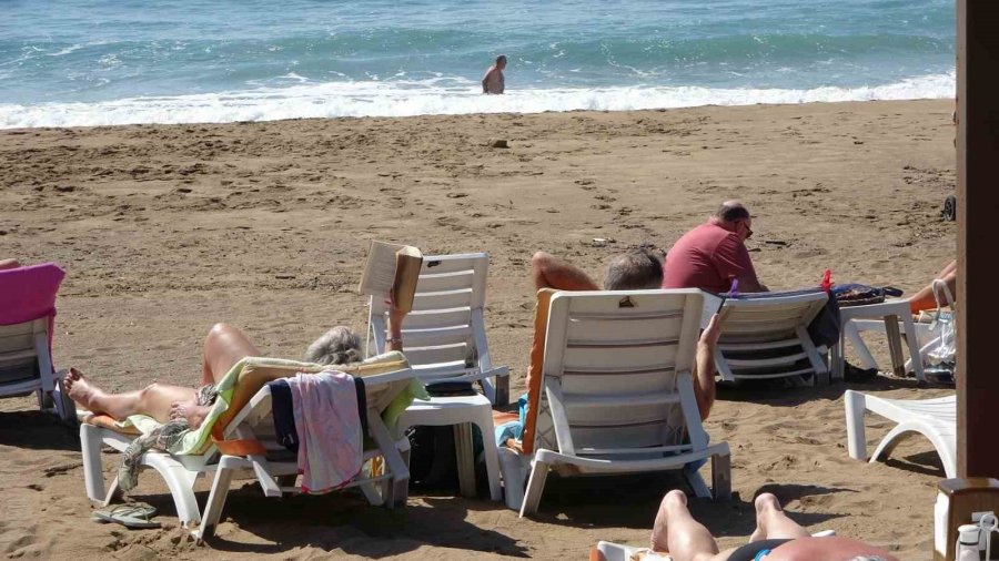 Antalya’da Çatıları Uçuran Fırtına Sonrası Turistlerin Deniz Keyfi