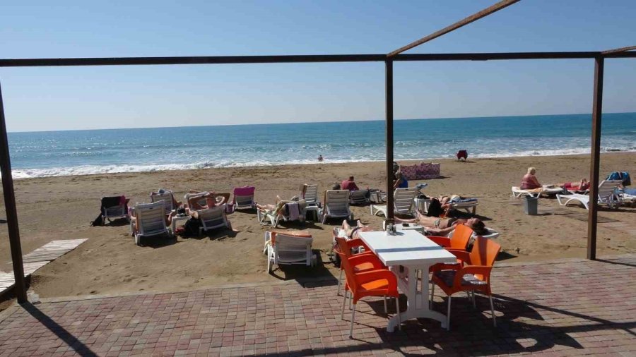 Antalya’da Çatıları Uçuran Fırtına Sonrası Turistlerin Deniz Keyfi