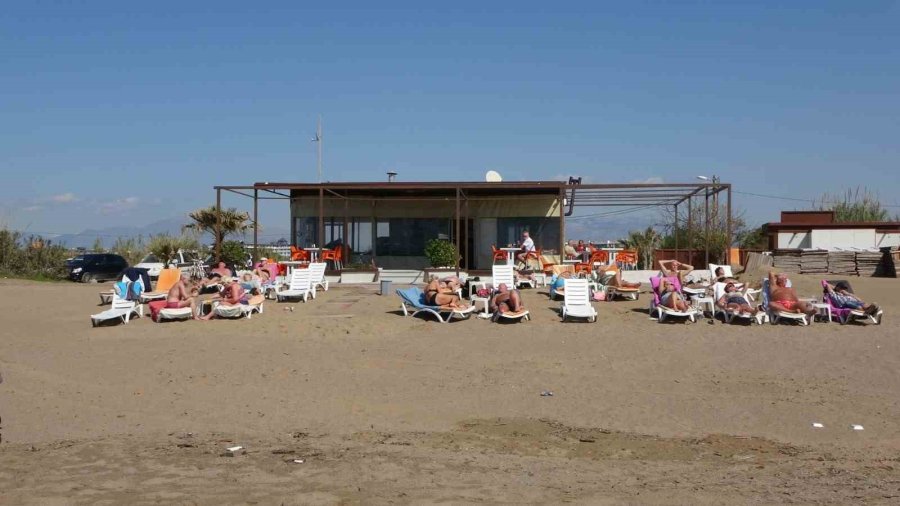 Antalya’da Çatıları Uçuran Fırtına Sonrası Turistlerin Deniz Keyfi