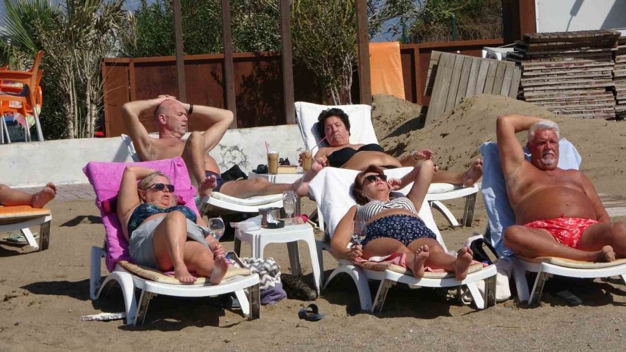 Antalya’da Çatıları Uçuran Fırtına Sonrası Turistlerin Deniz Keyfi