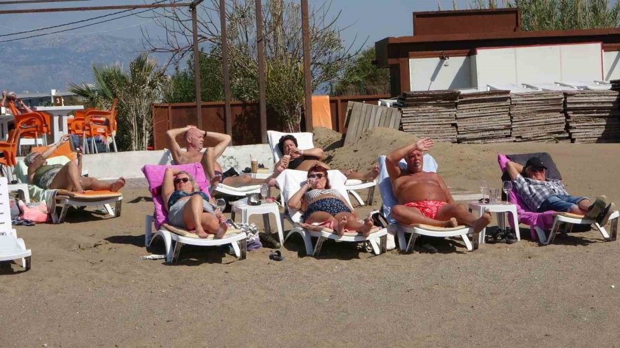 Antalya’da Çatıları Uçuran Fırtına Sonrası Turistlerin Deniz Keyfi