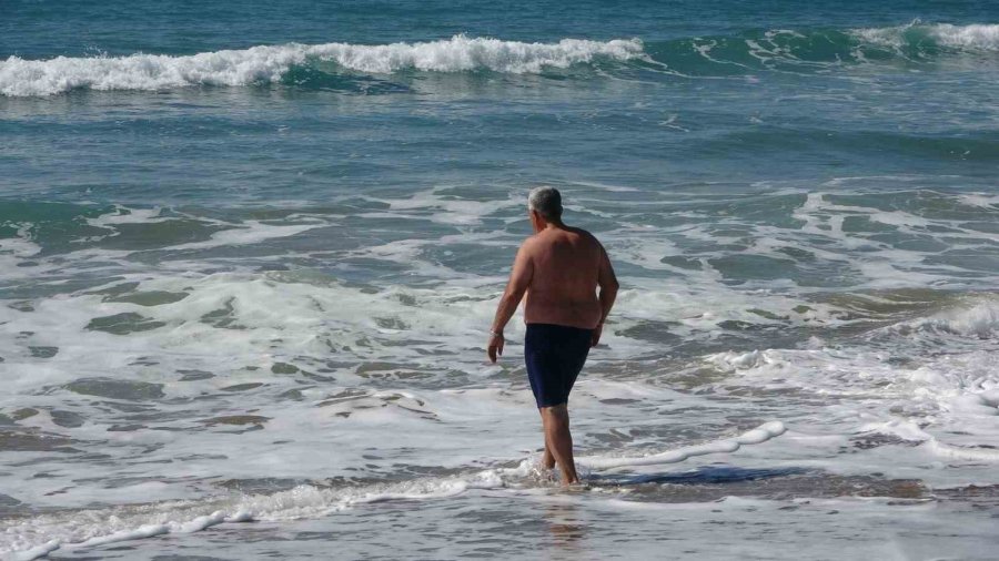 Antalya’da Çatıları Uçuran Fırtına Sonrası Turistlerin Deniz Keyfi