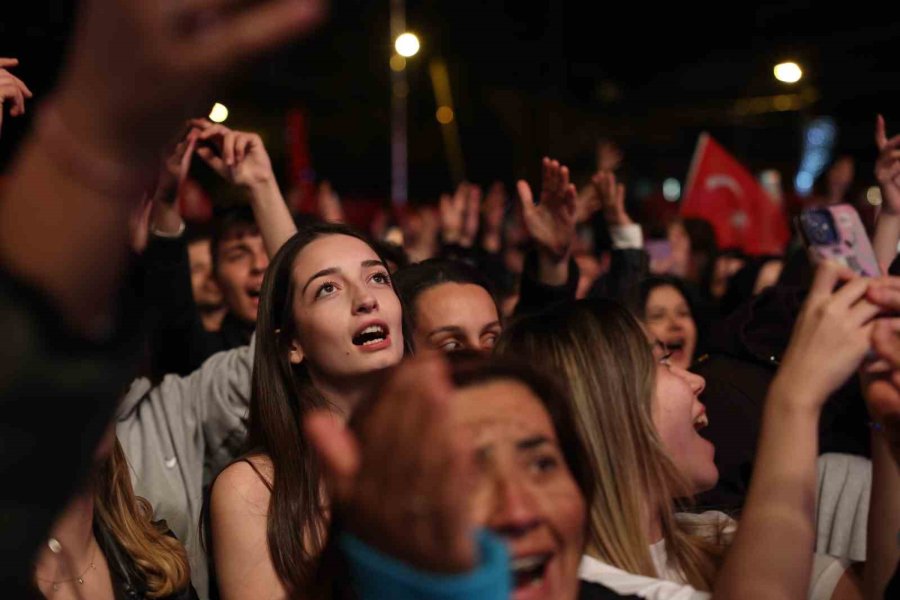 Ata’nın Antalya’ya Gelişi Koray Avcı Konseriyle Kutlandı
