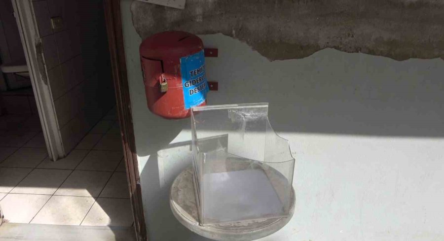 Camideki Yardım Toplama Kutusunu Gözüne Kestiren Hırsız Suçüstü Yakalandı