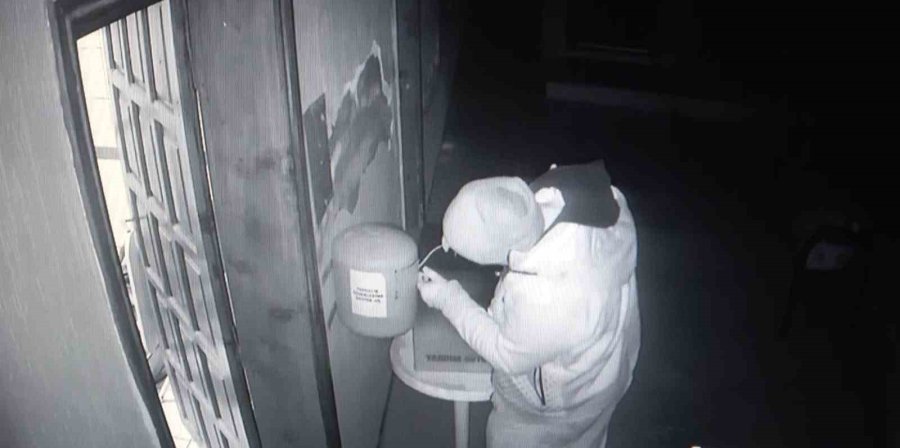 Camideki Yardım Toplama Kutusunu Gözüne Kestiren Hırsız Suçüstü Yakalandı