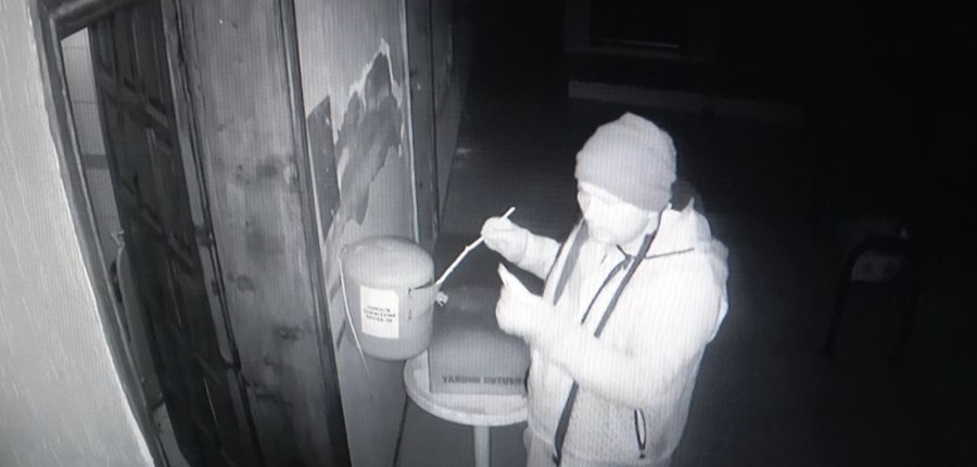 Camideki Yardım Toplama Kutusunu Gözüne Kestiren Hırsız Suçüstü Yakalandı