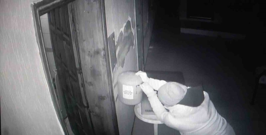 Camideki Yardım Toplama Kutusunu Gözüne Kestiren Hırsız Suçüstü Yakalandı