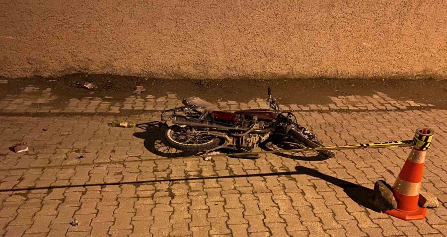 Motosiklet Çöp Konteynerine Çarptı: 2 Ağır Yaralı