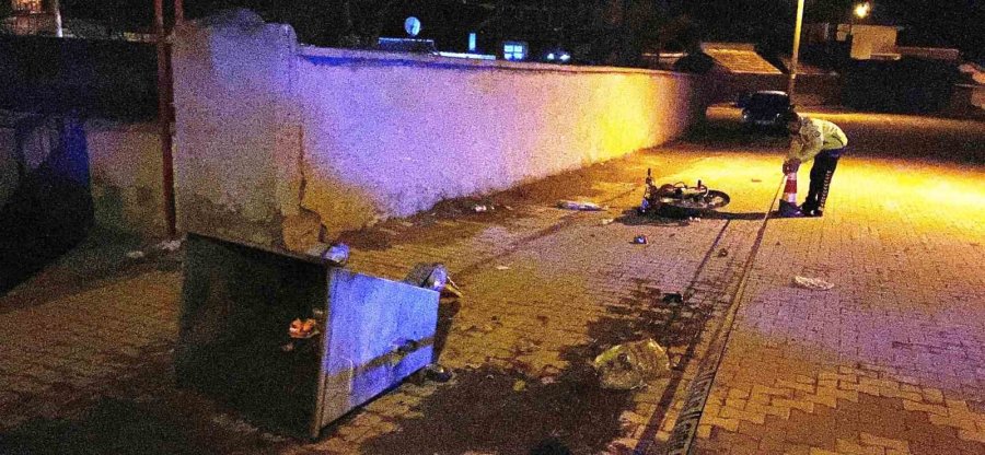 Motosiklet Çöp Konteynerine Çarptı: 2 Ağır Yaralı