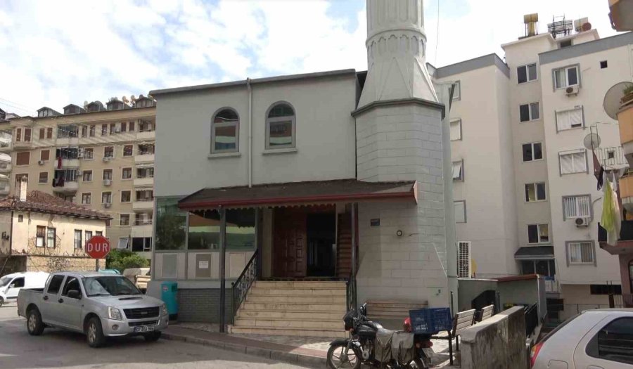 Camideki Yardım Toplama Kutusunu Gözüne Kestiren Hırsız Suçüstü Yakalandı
