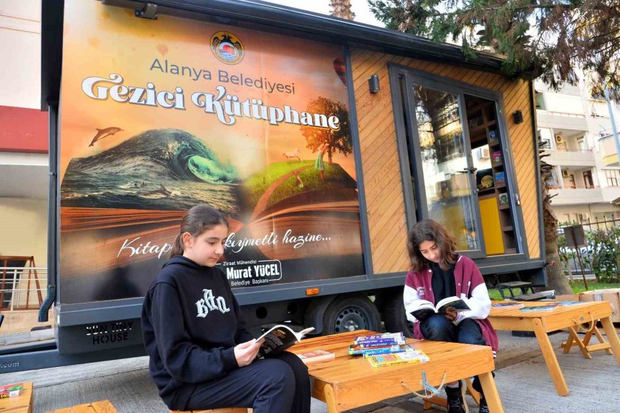Alanya’da Vatandaşlardan Toplanan Kitaplar Çocuklara Dağıtılıyor