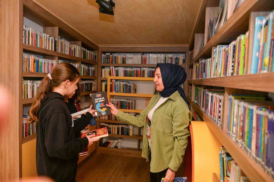 Alanya’da Vatandaşlardan Toplanan Kitaplar Çocuklara Dağıtılıyor