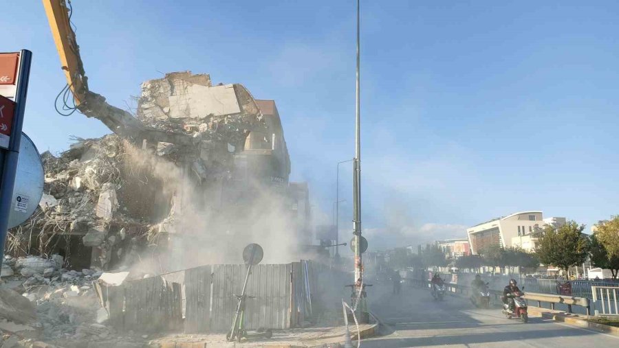 Antalya’da Yıkım Çalışmasını Film Gibi İzlediler