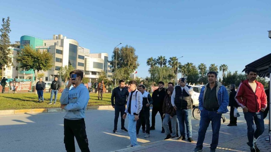 Antalya’da Yıkım Çalışmasını Film Gibi İzlediler