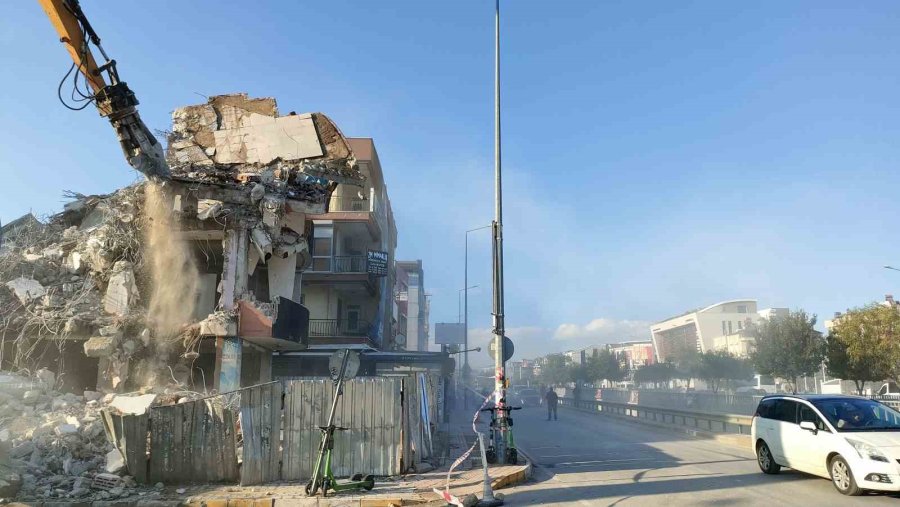 Antalya’da Yıkım Çalışmasını Film Gibi İzlediler