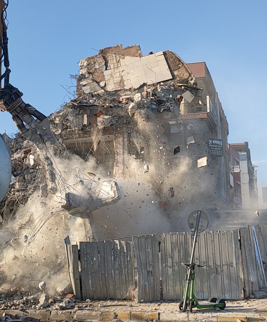 Antalya’da Yıkım Çalışmasını Film Gibi İzlediler