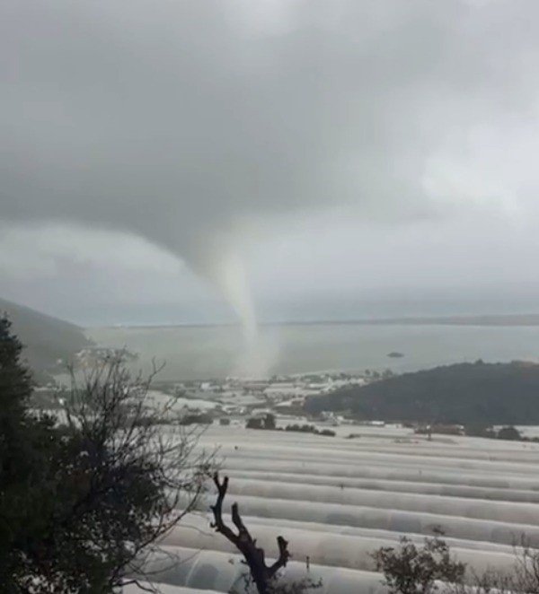 Denizden Gelen Hortum Seralara Yaklaştıkça ‘‘allah’ım Sen Koru" Diyerek Dua Ettiler