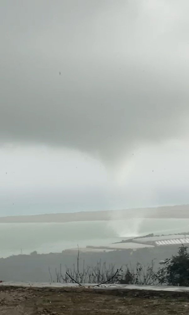 Denizden Gelen Hortum Seralara Yaklaştıkça ‘‘allah’ım Sen Koru" Diyerek Dua Ettiler