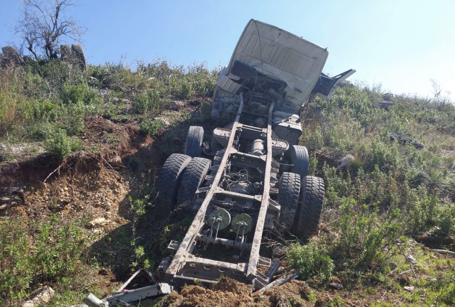 Kamyon Şarampole Yuvarlandı: 2 Yaralı