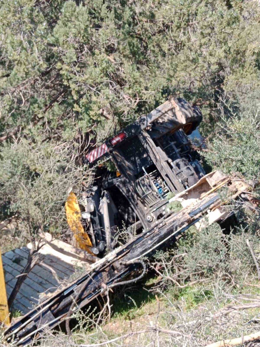 Kamyon Şarampole Yuvarlandı: 2 Yaralı