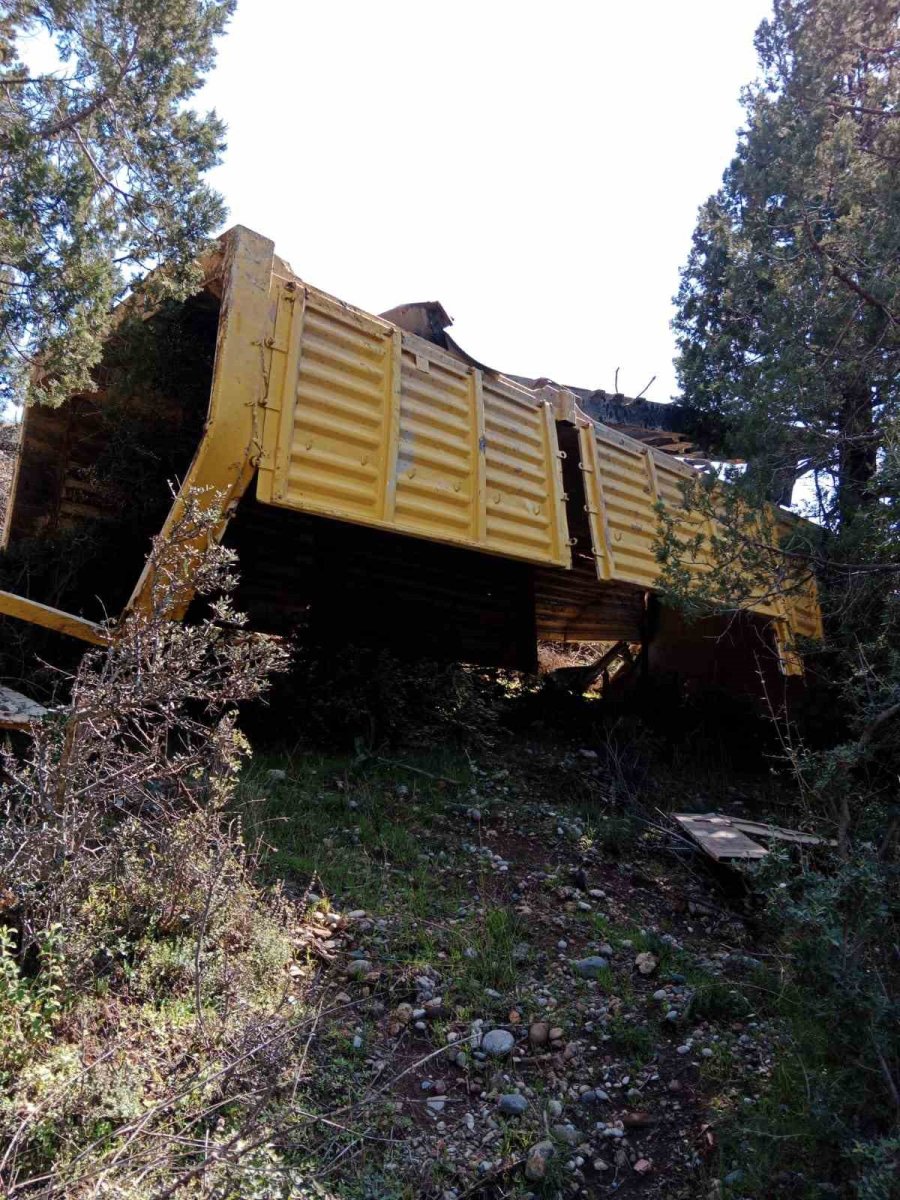 Kamyon Şarampole Yuvarlandı: 2 Yaralı