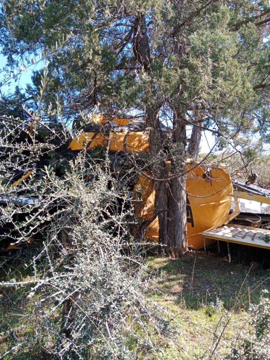 Kamyon Şarampole Yuvarlandı: 2 Yaralı