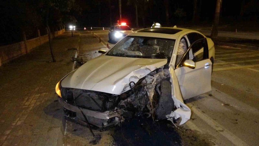 Palmiyeye Çarpan Lüks Otomobil Hurdaya Döndü