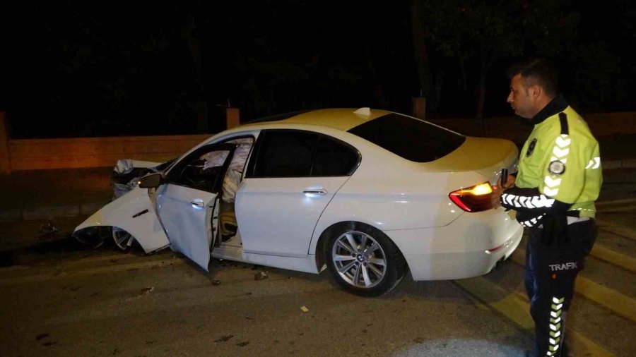 Palmiyeye Çarpan Lüks Otomobil Hurdaya Döndü