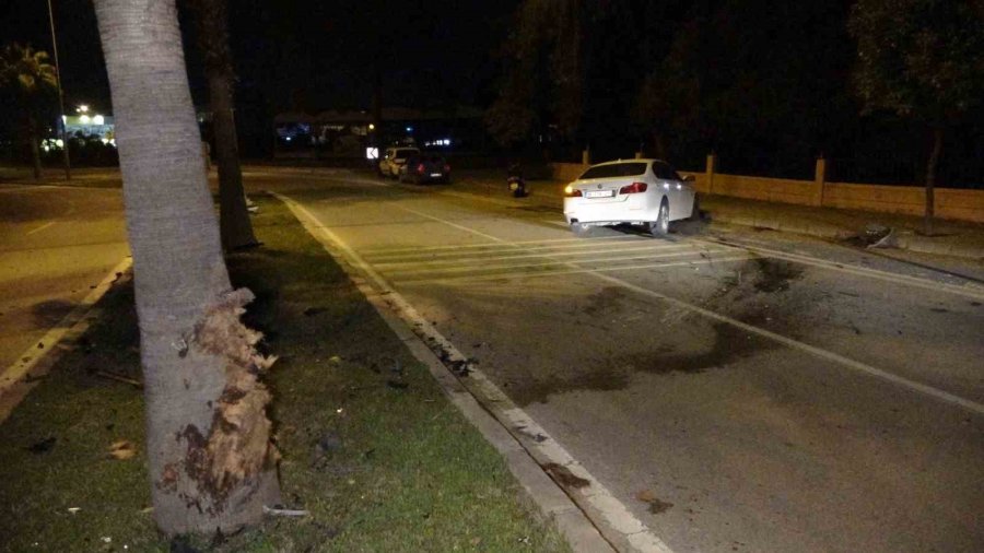 Palmiyeye Çarpan Lüks Otomobil Hurdaya Döndü